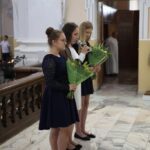 Procesja uczniów z kwiatami 2