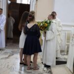 Procesja uczniów z kwiatami 3