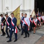 Procesja z kościoła do szkoły