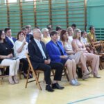 Dyrekcja, społeczność szkoły i zaproszeni goście podczas uroczystości 6