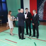 Dyrekcja wręcza nagrody uczniom