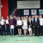 Nagrodzeni uczniowie z Dyrekcją 2