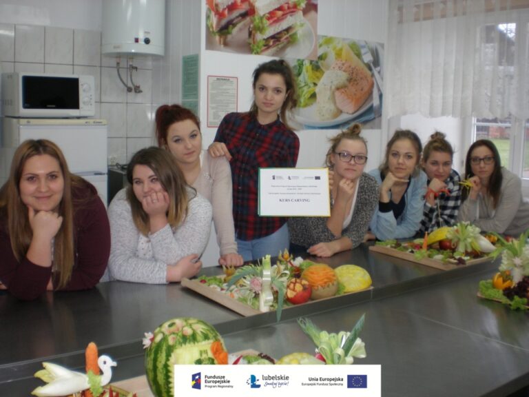 Uczennice z wykonanymi pracami