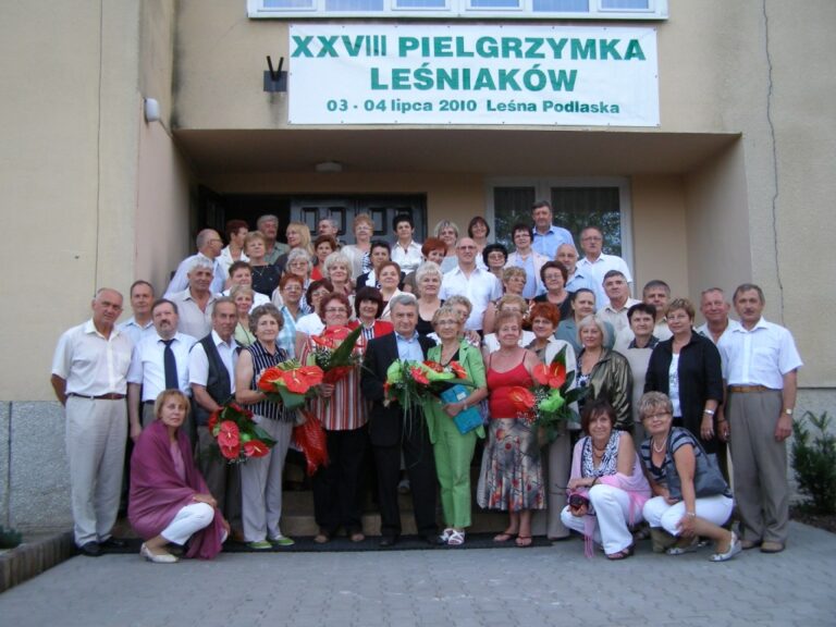 Zdjęcie pamiątkowe na tle internatu