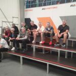 Uczniowie na gokartach