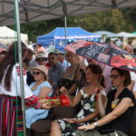 Uczennice ZSCKR częstują dożynkowym chlebem zaproszonych gości 2