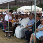 Uczennice ZSCKR częstują dożynkowym chlebem zaproszonych gości 3