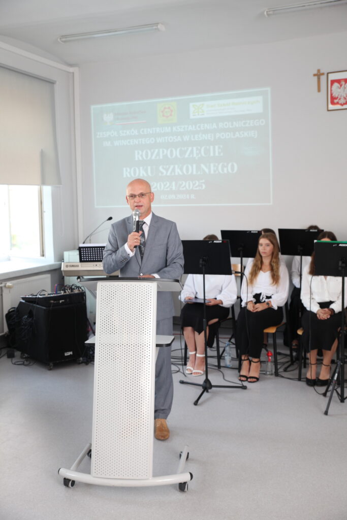 Pan Dyrektor zabiera głos podczas uroczystości
