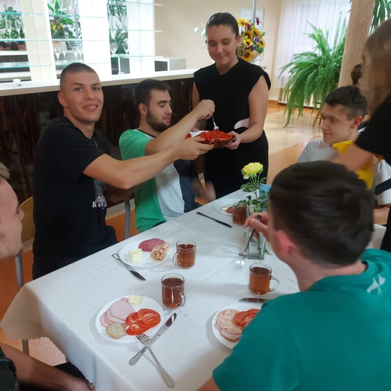 Kolacja podana chłopakom 2