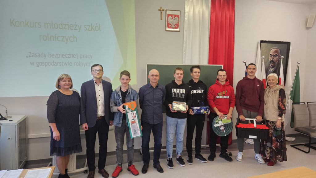 Zdjęcie pamiątkowe z nagrodzonymi uczniami 2