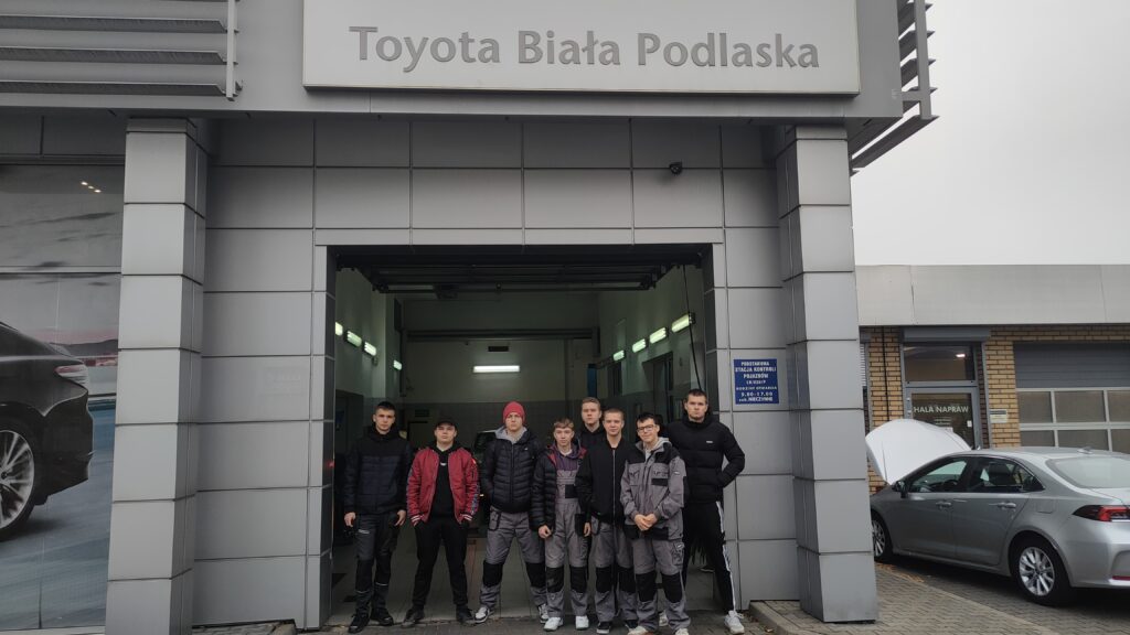 Zdjęcie pamiątkowe przed stacją 2