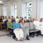 Nauczyciele i uczniowie podczas apelu