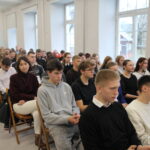 Uczniowie i nauczyciele podczas apelu