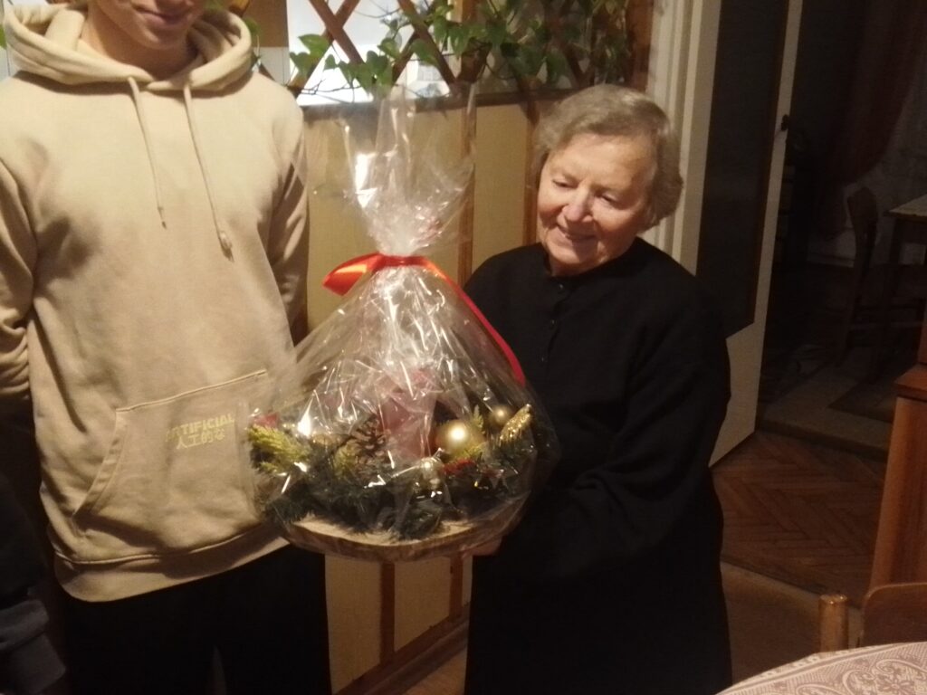 Uczniowie wręczają stroiki seniorom 4