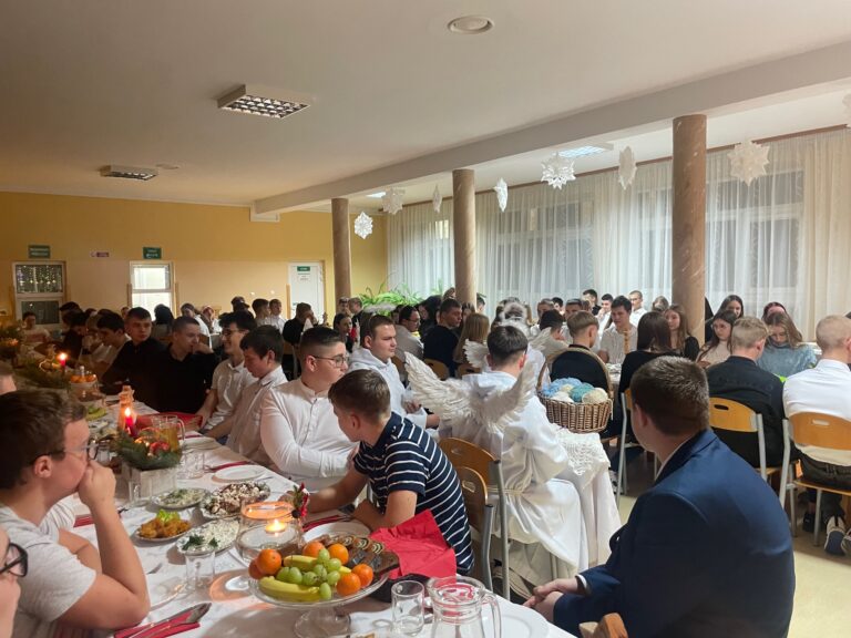 Uczniowie za stołami 3