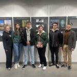 Uczniowie na tle wystawy