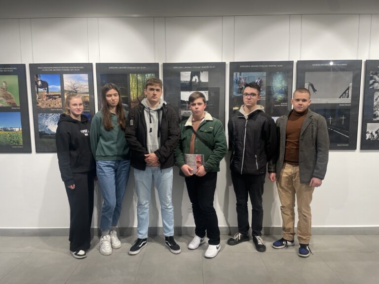 Uczniowie na tle wystawy