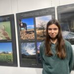 Uczennica ze swoim zdjęciem