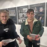 Uczniowie z pracami na wystawie