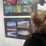 Uczennica podczas zwiedzania wystawy