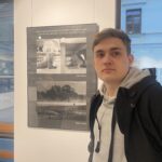 Uczeń ze swoim zdjęciem na wystawie