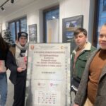 Uczniowie z plakatem konkursu