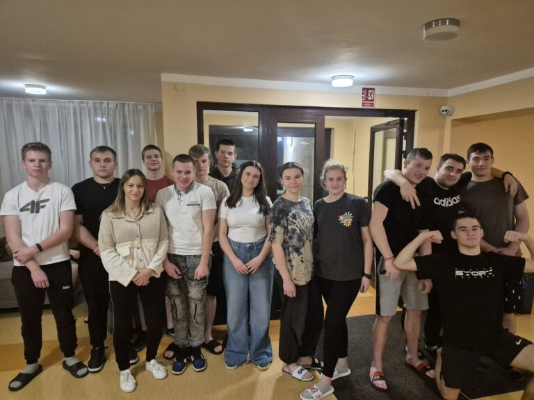 Uczniowie biorący udział w siłowaniu na rękę