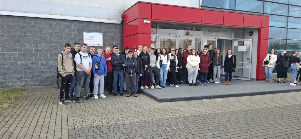 Zdjęcie pamiątkowe przed wejściem na halę