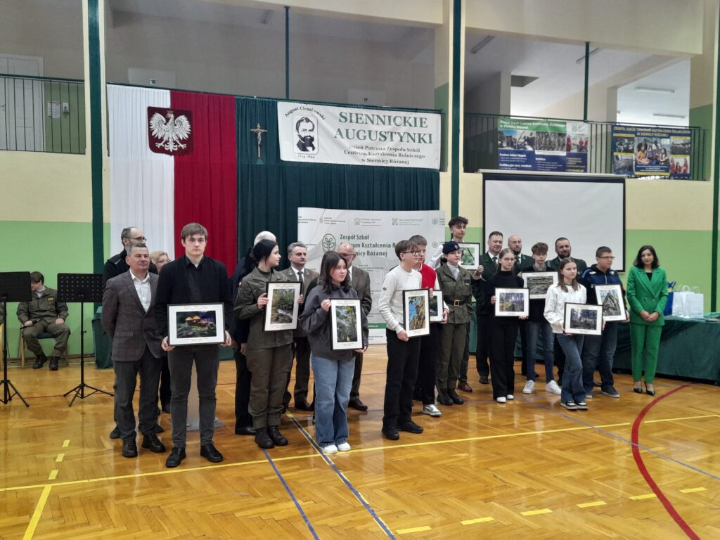 Uczniowie z nagrodami