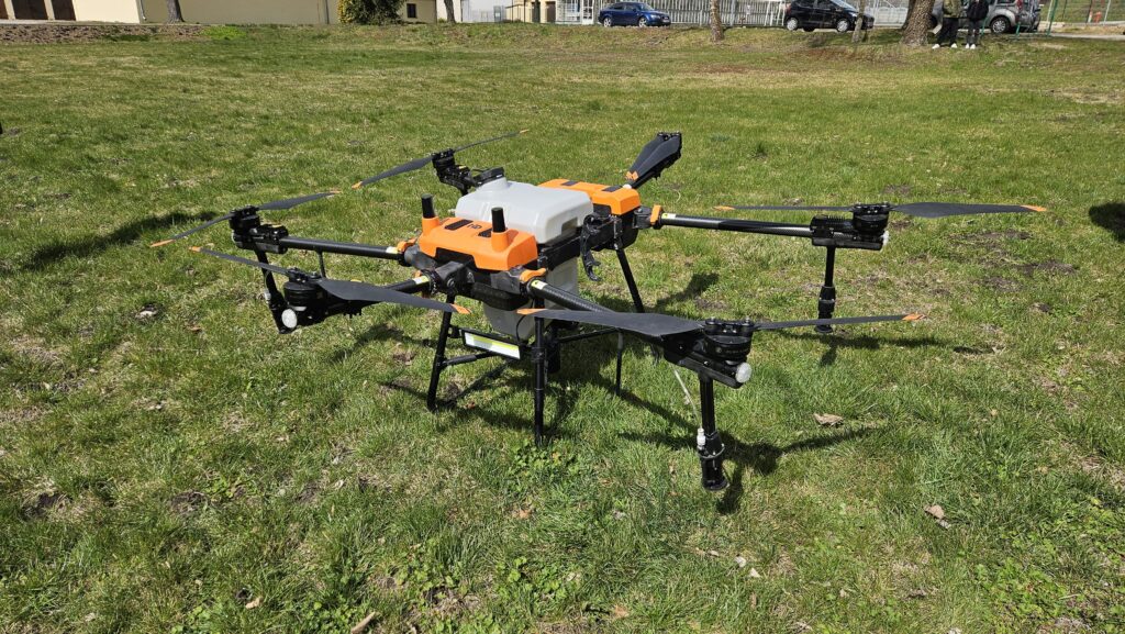 Dron na trawie