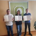 Uczniowie z dyplomami