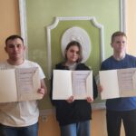 Uczniowie z dyplomami 2