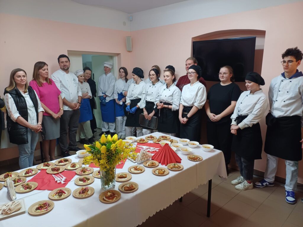 Dyrekcja wraz z nauczycielami jest dumna z uczniów szkoły