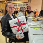 Uczennica z pamiątkami