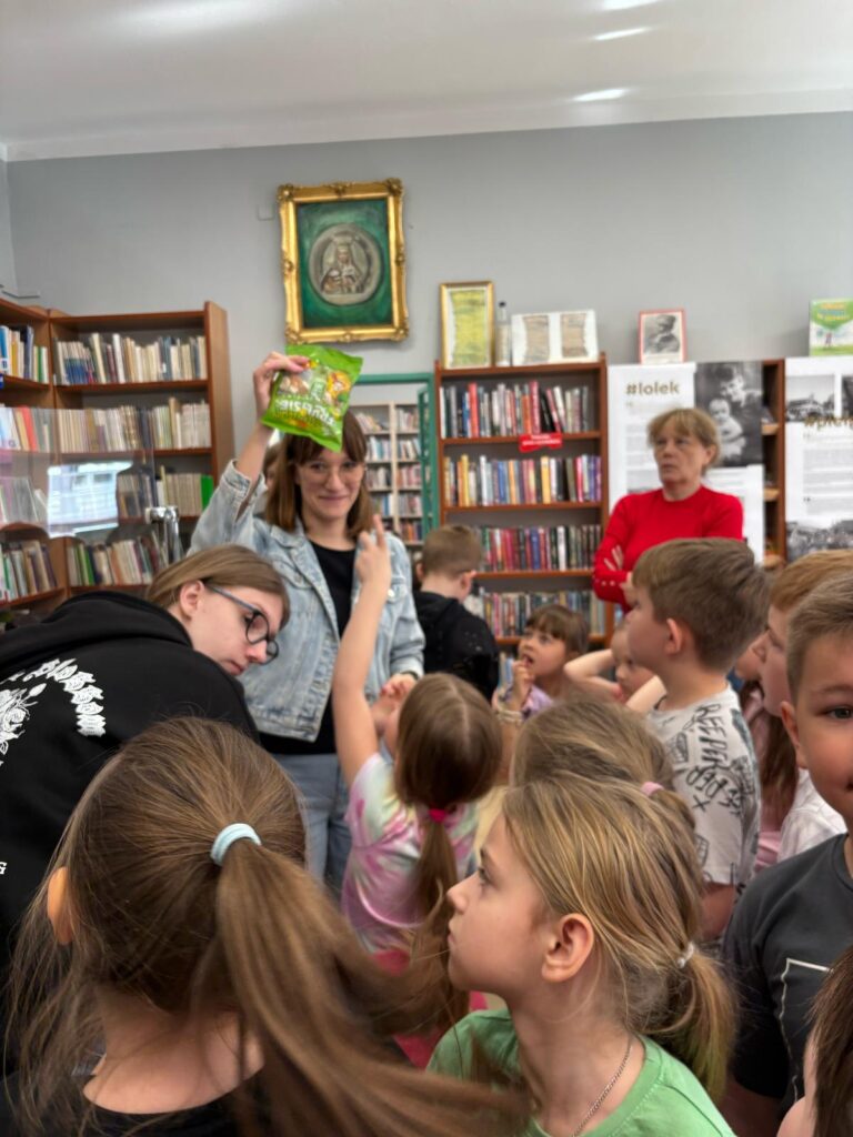 Uczniowie podstawówki podczas zajęć 4