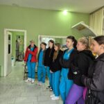 Uczniowie podczas zajęć w lecznicy weterynaryjnej