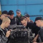 Uczniowie podczas zajęć z maszynami