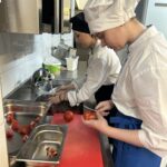 Uczniowie podczas zajęć w kuchni