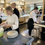 Uczniowie podczas zajęć w kuchni 4