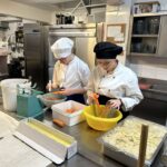 Uczniowie podczas zajęć w kuchni 5