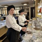 Uczniowie podczas zajęć w kuchni 6