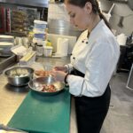 Uczniowie podczas zajęć w kuchni 7