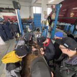 Uczniowie podczas zajęć z maszynami 3