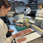 Uczniowie podczas zajęć w kuchni 3