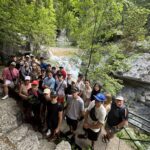 Uczniowie podczas zwiedzania w czasie wolnym