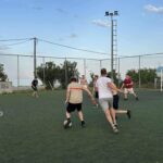 Uczniowie podczas gry w piłkę