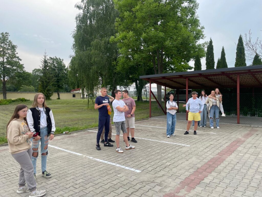 Uczniowie podczas gry plenerowej 3