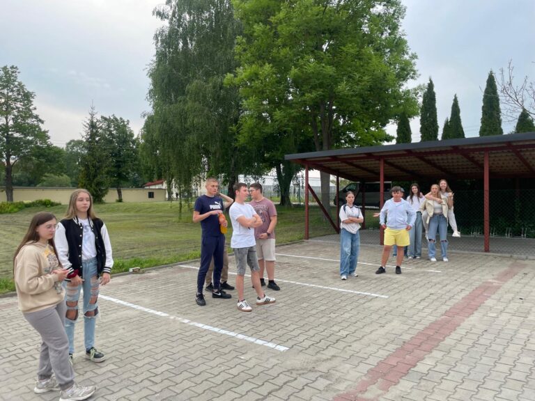 Uczniowie podczas gry plenerowej 3