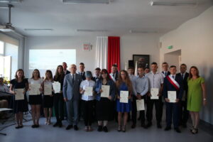 Nagrodzeni uczniowie z Dyrekcją 3