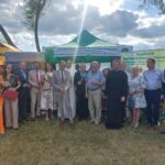Goście przed stoiskiem szkoły